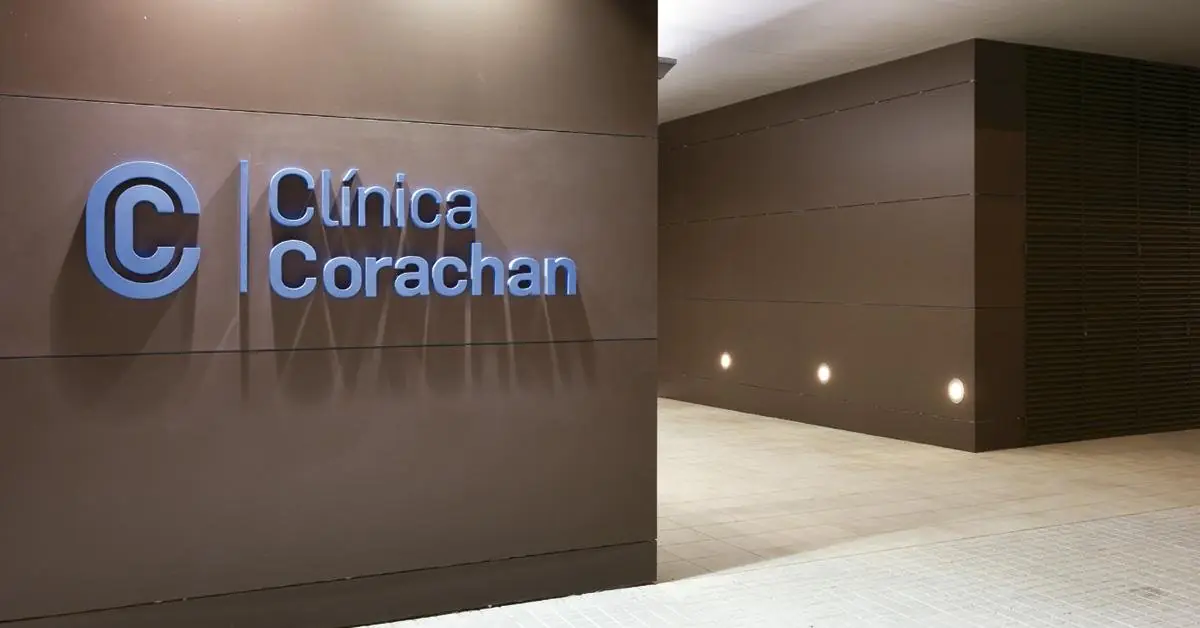 Clinic facade of Clínica Corachan in Barcelona, modern medical facility entrance