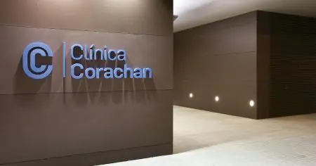 واجهة عيادة Clínica Corachan في برشلونة، مدخل منشأة طبية حديثة