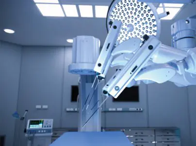 معدات الجراحة الروبوتية في غرفة العمليات في Neuroclínica Quirúrgica Barcelona
