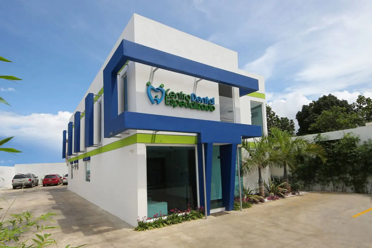 Modern exterior of Centro Dental Especializado clinic with parking area