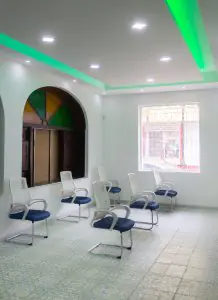 Sala de espera en Centro Dental Especializado con sillas modernas y decoración luminosa