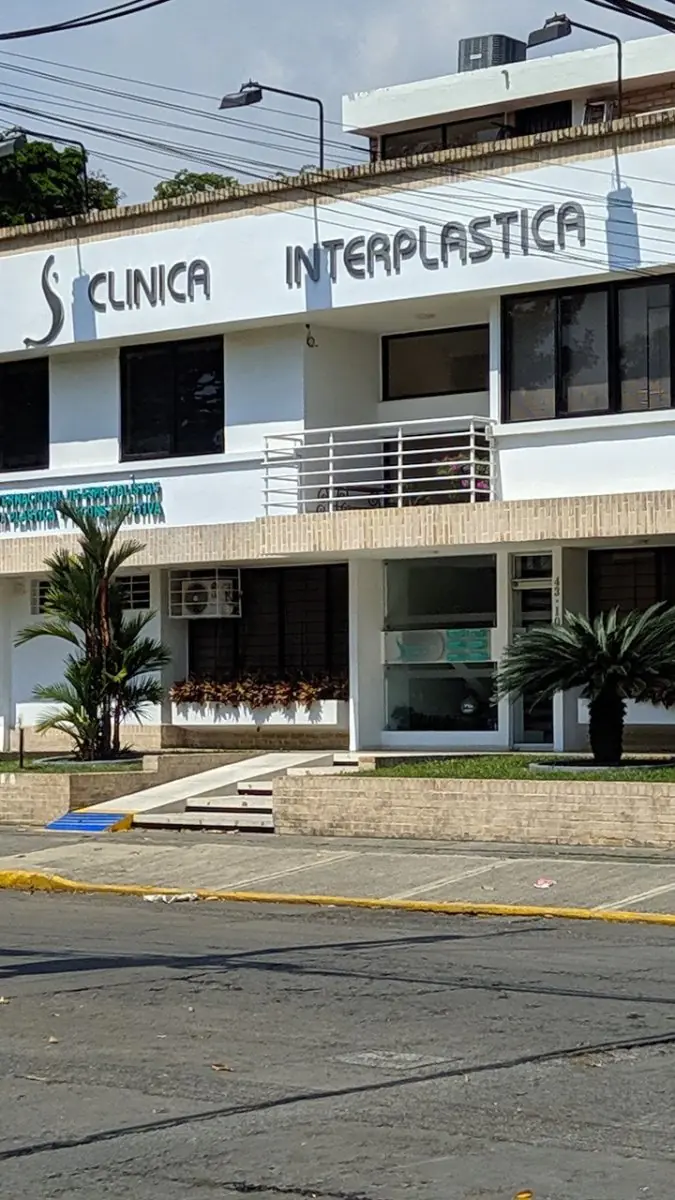 Extérieur de la clinique Interplástica avec entrée accessible et façade moderne
