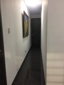 Pasillo estrecho con decoración moderna en la clínica Interplástica