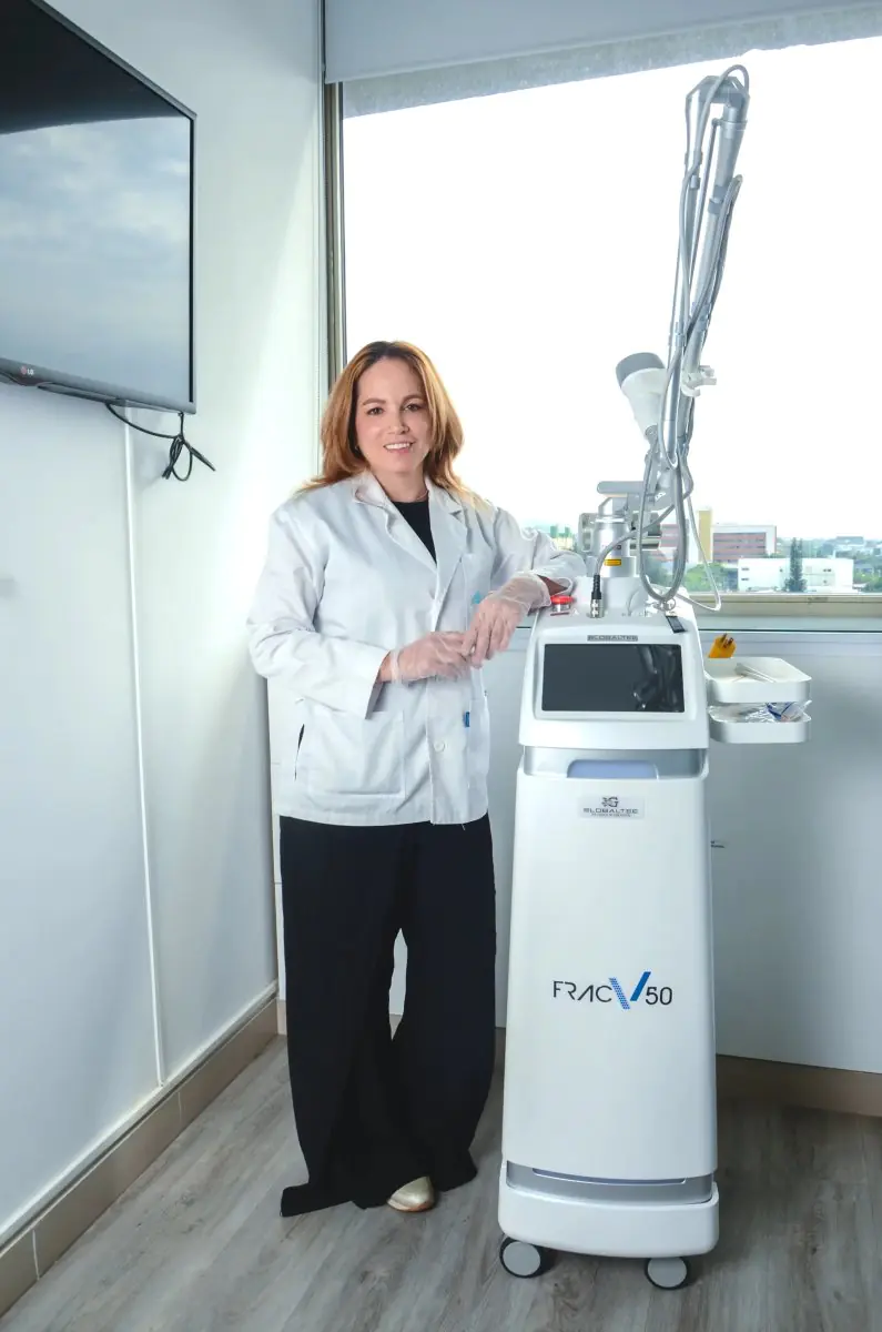 Dr. Adriana Córdoba clinic laser treatment room with advanced FRAC V50 equipment