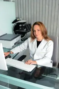Consultorio en la clínica de la Dra. Adriana Córdoba con equipo moderno
