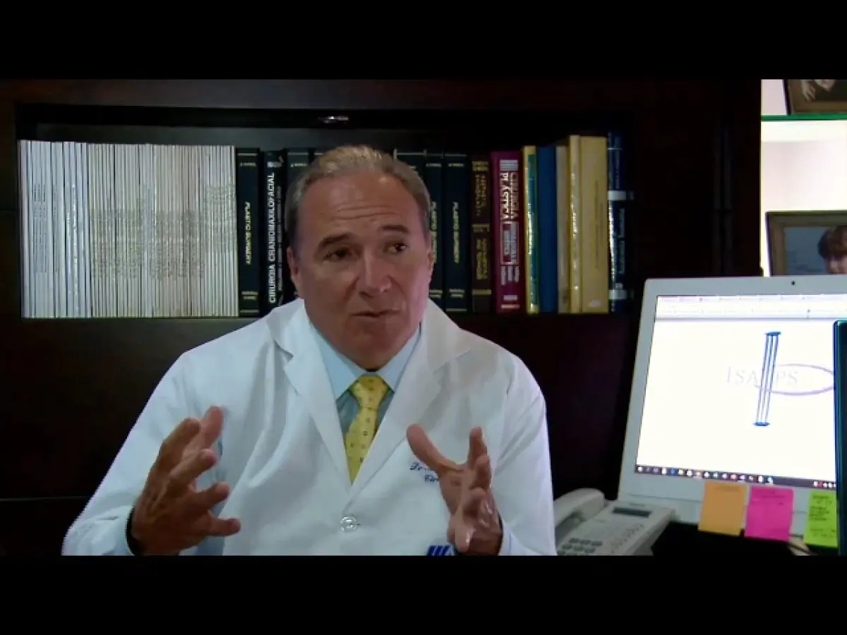 Consultation office at Dr. Alfonso Riascos – Plastic Surgery with doctor and medical books