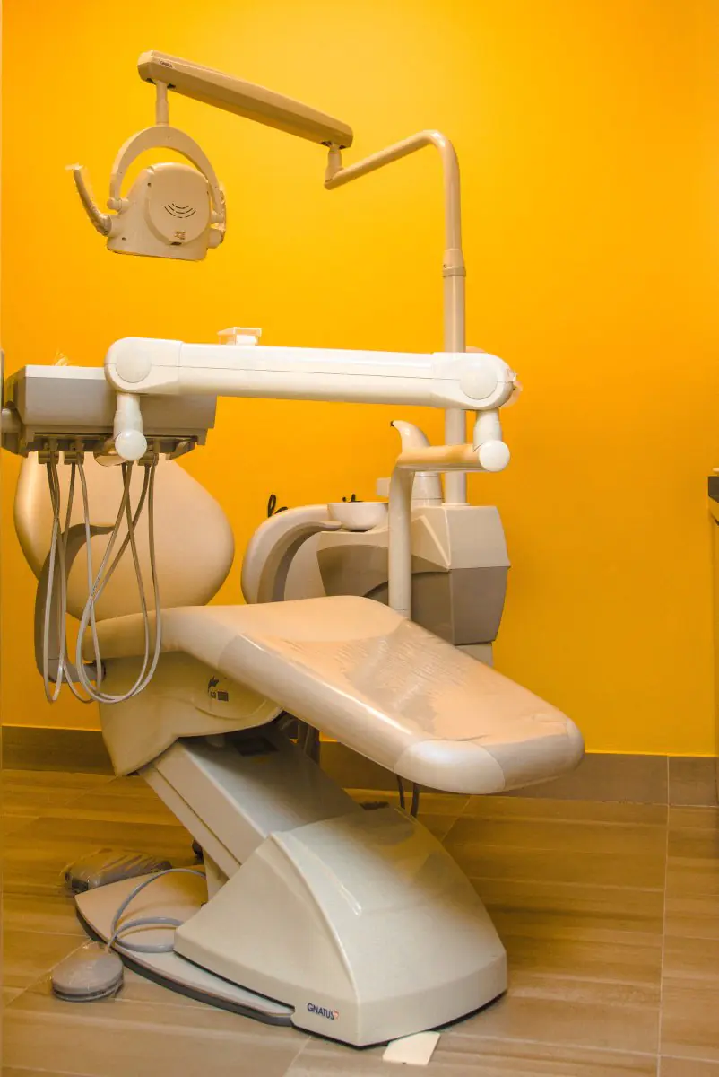 Behandlungsraum mit moderner Zahnarztausrüstung in der GO Dental Klinik