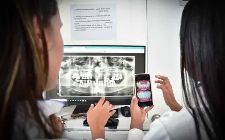Dentistas analizando radiografía dental e imágenes en Dental Global