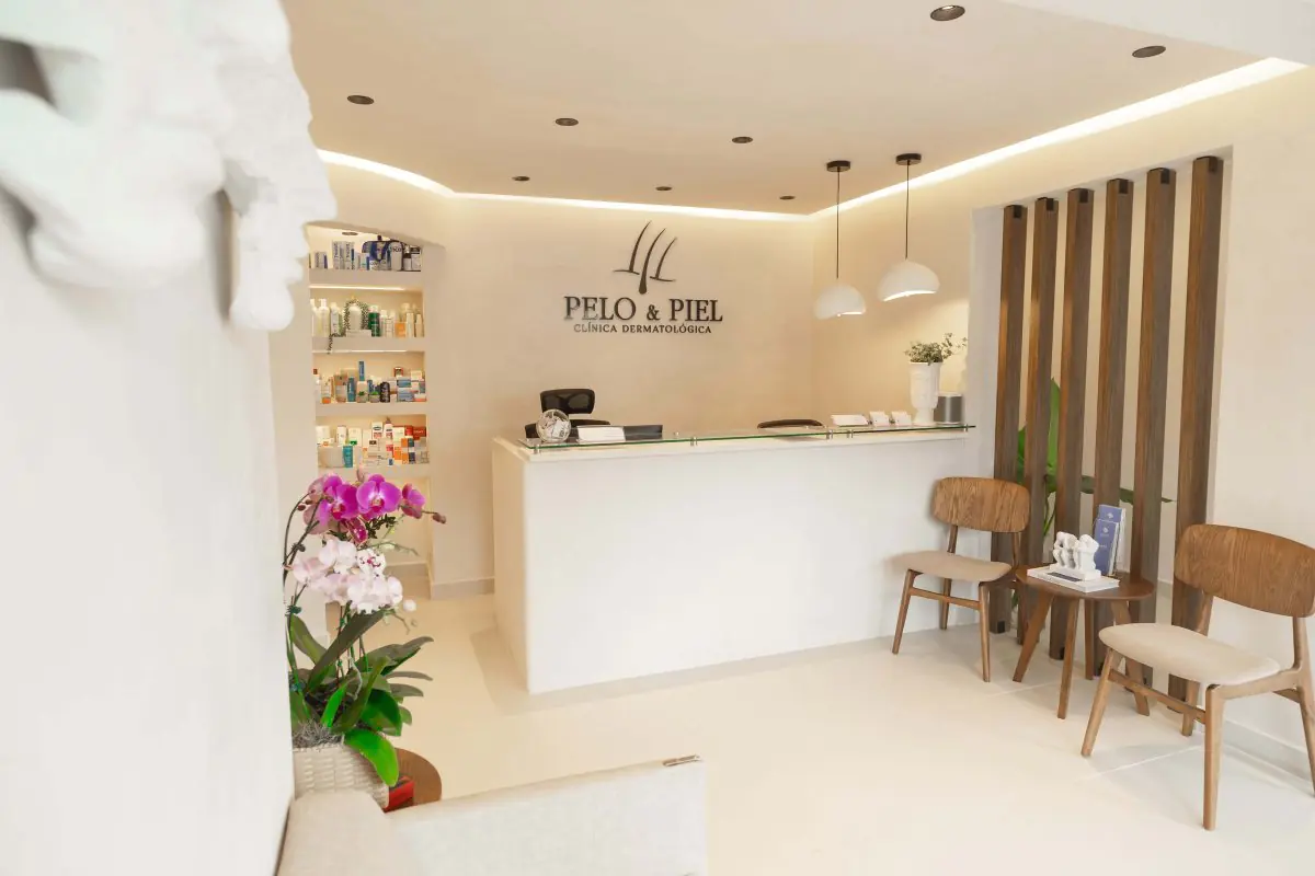 Reception area at Dermatológica Pelo y Piel Clinic with modern decor and waiting chairs