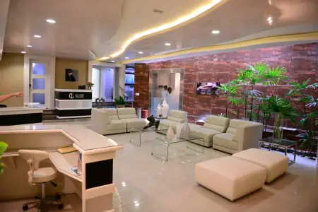 Recepción y sala de espera moderna en la clínica CECILIP con asientos cómodos