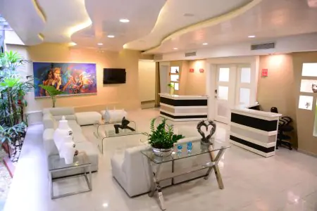 Área de recepción de la clínica CECILIP con decoración moderna y sala de espera cómoda