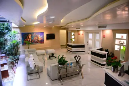 Recepción y sala de espera moderna en la clínica CECILIP con decoración contemporánea
