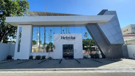 Fachada moderna de la clínica Hefzi-bá Cirugía Plástica con vidrio y diseño geométrico