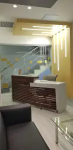 منطقة الاستقبال في عيادة الدكتور كميل عيسى بتصميم حديث ومنطقة جلوس