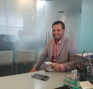 مكتب الطبيب في عيادة Dr. Kemil Issa بجدران زجاجية وأثاث حديث