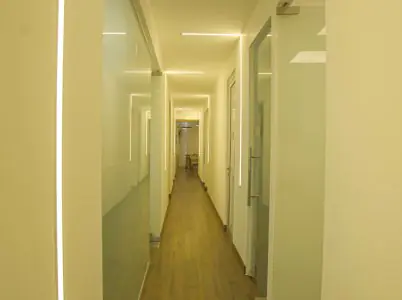 Pasillo moderno en VITALIE Rejuvenation Center, SRL con puertas de vidrio