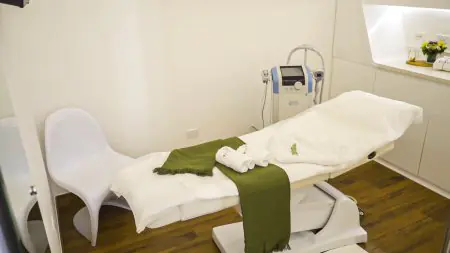 Sala de tratamiento con equipo moderno en VITALIE Rejuvenation Center, Moldavia