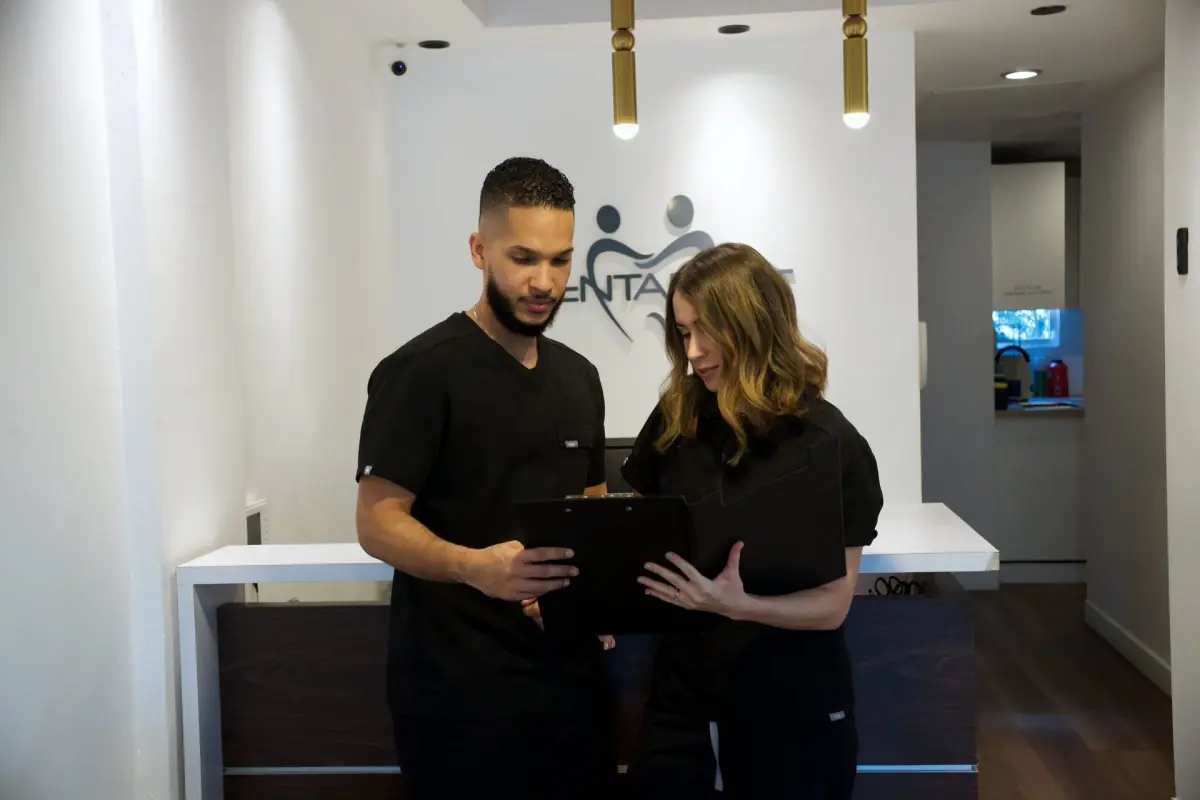 Зона ресепшн в клинике DentArtist, персонал просматривает карты пациентов