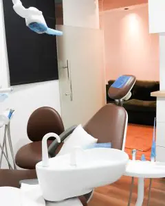 غرفة علاج أسنان بمعدات حديثة في DentArtist Dental Clinic