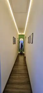 ممر بإضاءة وديكور عصري في عيادة Orthoestetic Studio