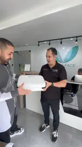Área de recepción en la clínica Dr. Juan Castillo – Handmade Smile® con personal y equipo dental