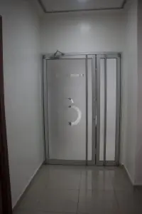 ممر عيادة مع باب زجاجي بلوري في مركز DOCAMED الطبي