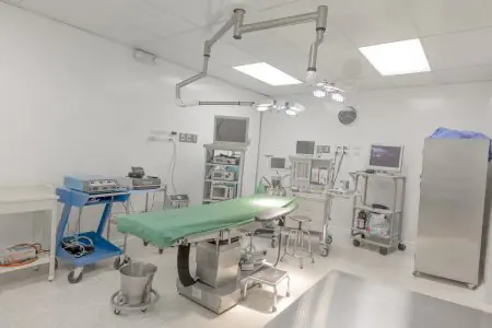 غرفة عمليات حديثة في عيادة DOCAMED مزودة بمعدات جراحية متقدمة