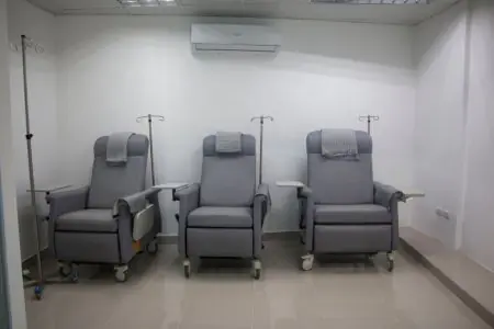 كراسي علاج التسريب في عيادة DOCAMED مع حوامل محاليل في غرفة العلاج
