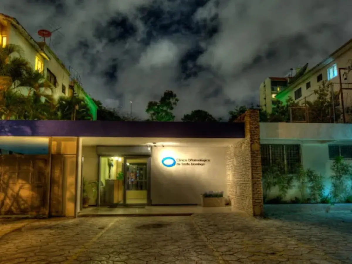 Außenansicht der Dr. José Sturla Klinik bei Nacht in Santo Domingo