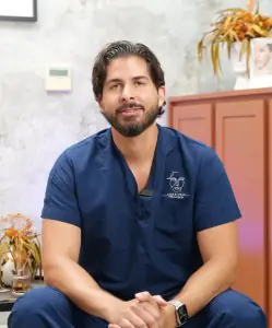 عضو فريق عيادة Dr. José Sturla في غرفة الاستشارة، بيئة طبية حديثة