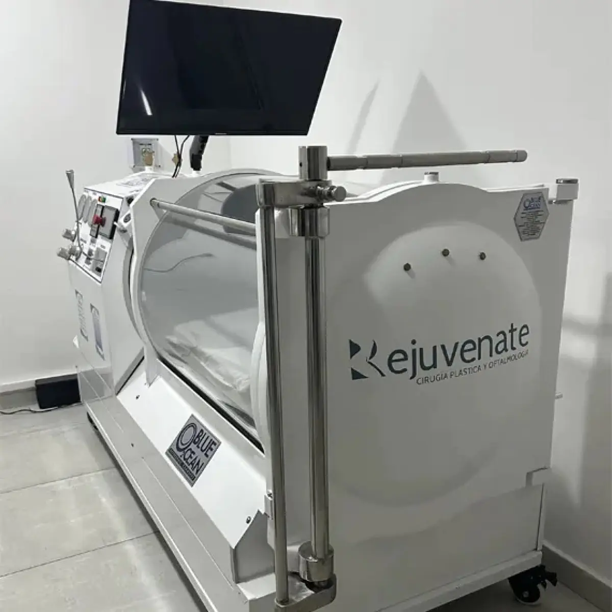 Hyperbaric oxygen therapy chamber at Rejuvenate Clinic