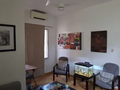 Sala de espera en la clínica de la Dra. Jenny García Salazar con sillas y acuario