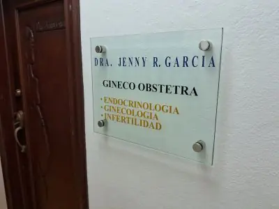Cartel de entrada a la clínica ginecológica de la Dra. Jenny García Salazar