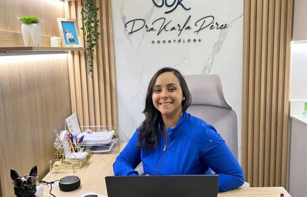 Dentist office at Dr. Karla Pérez Dental Clinic with modern desk and welcoming atmosphere