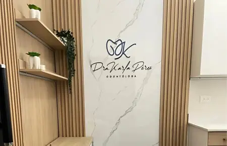 منطقة استقبال حديثة في عيادة د. كارلا بيريز لطب الأسنان مع لمسات خشبية