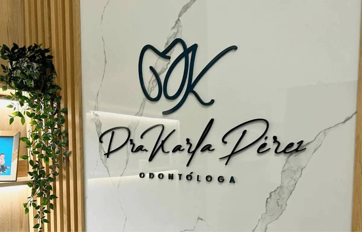 Clinic logo wall at Dr. Karla Pérez Dental Clinic with modern decor
