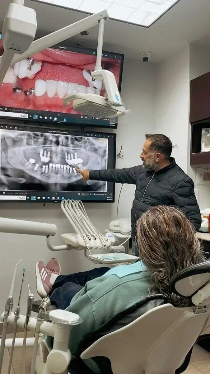 Стоматолог пояснює пацієнту рентген у клініці Perfect Smile Dental