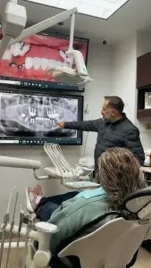 Dentista explica radiografía dental al paciente en Perfect Smile Dental