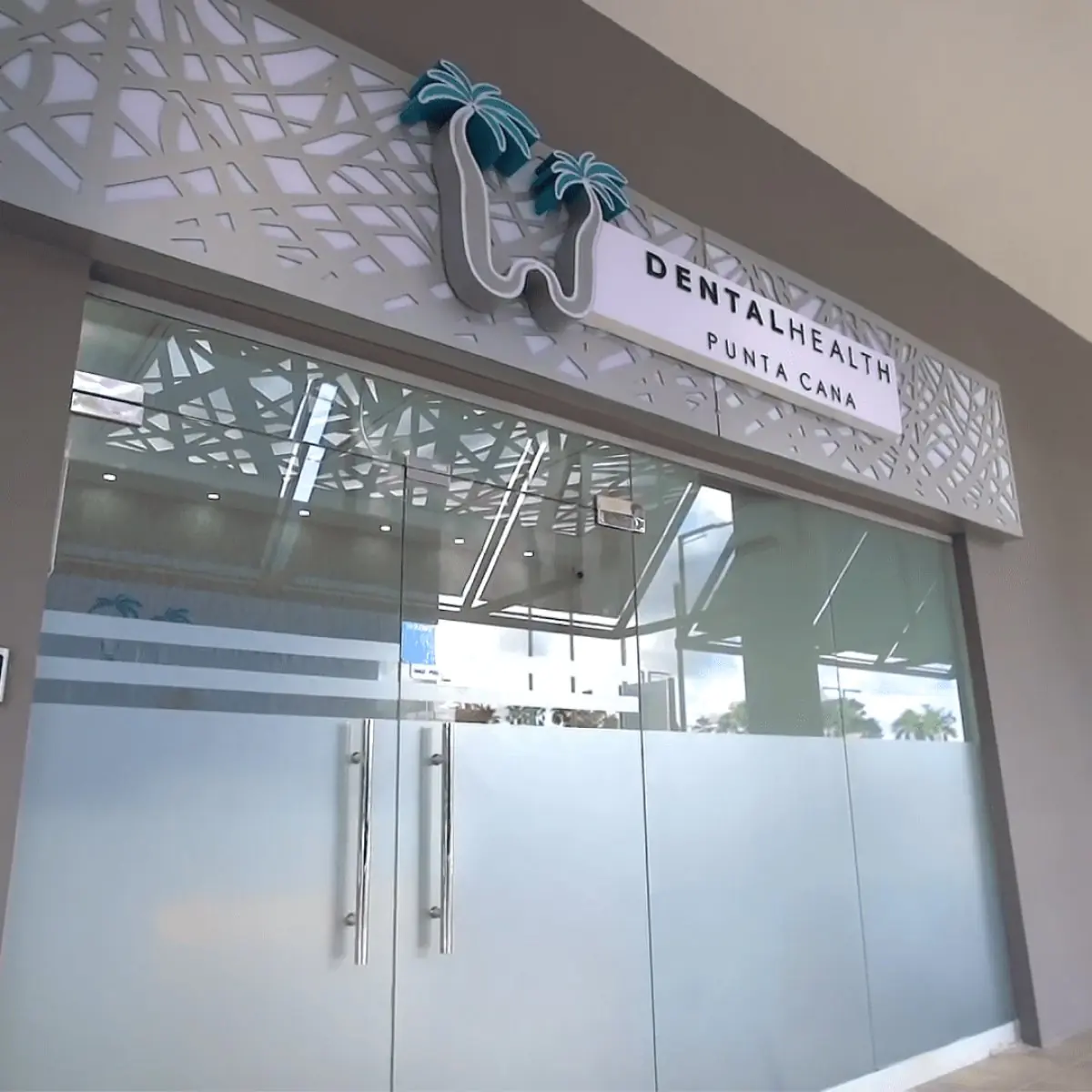 Вход в клинику с стеклянными дверями в Dental Health Punta Cana, Доминикана