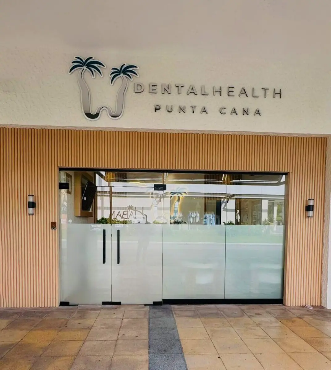 Вход в клинику Dental Health Punta Cana с современными стеклянными дверями