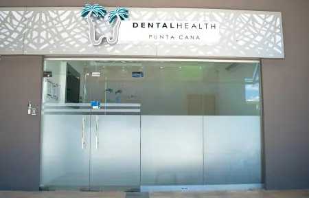 مدخل عيادة Dental Health Punta Cana بأبواب زجاجية حديثة
