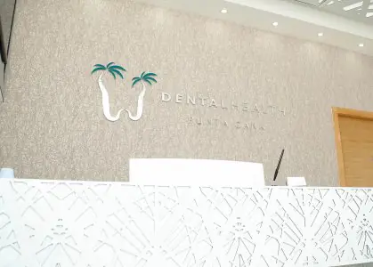 مكتب استقبال في عيادة Dental Health Punta Cana بديكور عصري