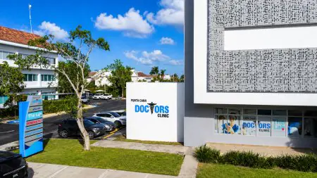 الواجهة الحديثة لعيادة Punta Cana Doctors مع موقف سيارات ولافتات طبية