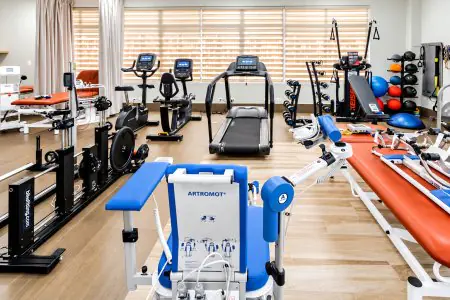 صالة إعادة تأهيل مزودة بأجهزة علاج طبيعي حديثة في عيادة Punta Cana Doctors