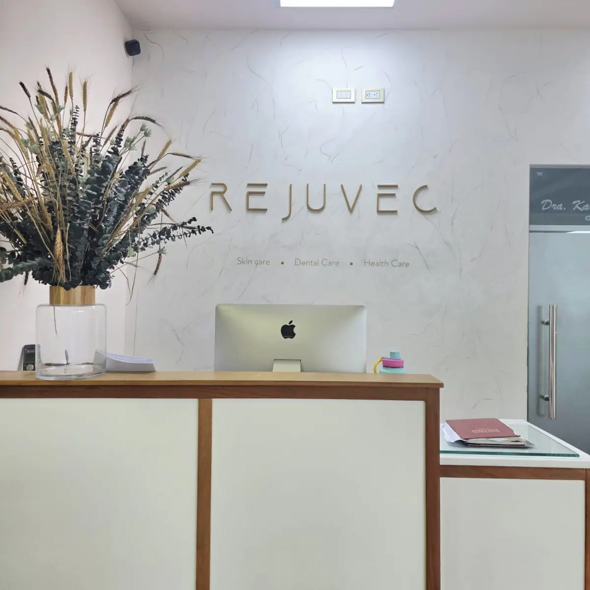 Стійка рецепції в клініці Rejuvec із сучасним декором і комп'ютером