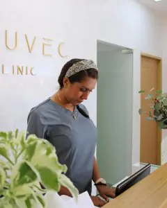 مكتب استقبال في عيادة Rejuvec مع موظفة وديكور عصري