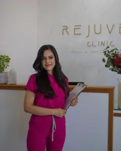 منطقة الاستقبال في عيادة Rejuvec مع موظفة بزي طبي