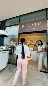 منطقة الاستقبال في عيادة Rejuvec بتصميم عصري وطاقم ودود