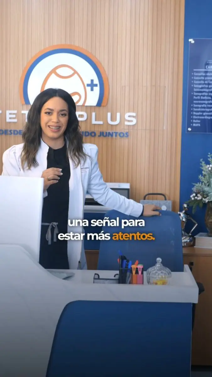 Стойка регистрации в клинике Fetal Plus с сотрудником в белом халате