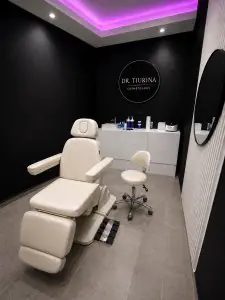 Sala de tratamientos de cosmetología en la clínica Dr. Tiurina con equipo moderno